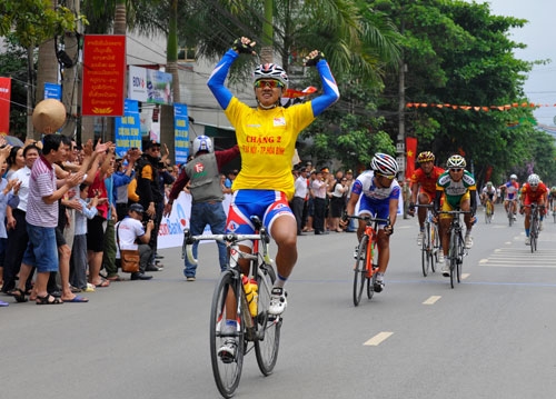 Nguyễn Tuấn Hoài đội Dược Domesco Đồng Tháp bảo vệ thành công áo vàng chặng 3.