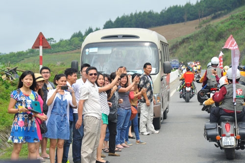 Khách du lịch cũng rất phấn khích khi đoàn đua đi qua.