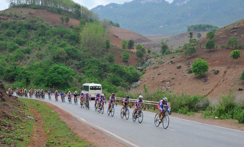 Các VĐV vượt đèo Chiềng Đông.