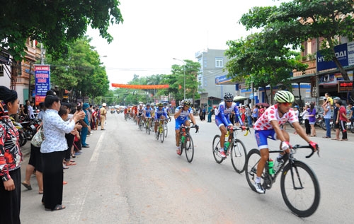 Bà con huyện Yên Châu (Sơn La) tập trung thành hàng dài hai bên đường cổ vũ đoàn đua.