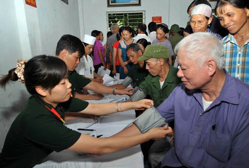 Khám bệnh cho các đối tượng chính sách.