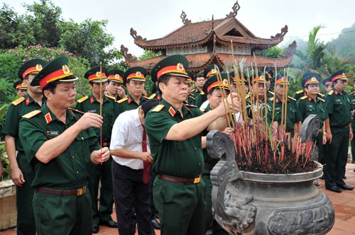 Trung tướng Nguyễn Trọng Nghĩa, Phó chủ nhiệm Tổng cục Chính trị, Phó trưởng ban thường trực Ban chỉ đạo Hành trình “Quân đội chung tay vì sức khỏe cộng đồng” và các đại biểu dâng hương tại Nhà tưởng niệm Chủ tịch Hồ Chí Minh.