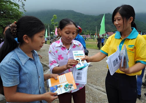 Phát tờ rơi tuyên truyền về sức khỏe cộng đồng.