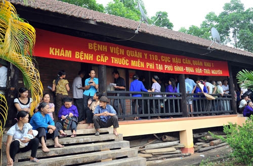 Đông đảo nhân dân đến khám bệnh miễn phí.