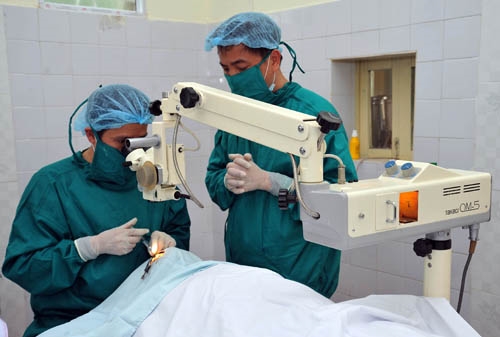 Các y, bác sĩ Bệnh viện Quân y 110 (Quân khu 1) thực hiện mổ đục thủy tinh thể miễn phí.