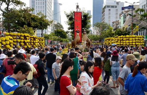 Là một điểm nhấn của TP Hồ Chí Minh trong dịp Tết Nguyên đán, đường hoa luôn thu hút đông đảo khách tham quan.