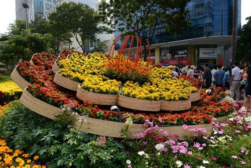 Một bông hoa khổng lồ được tạo ra từ hàng trăm chậu hoa nhỏ.