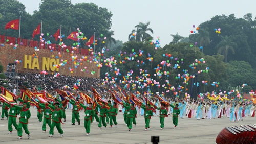 Cờ, hoa, bóng bay tạo sự sống động cho buổi lễ
