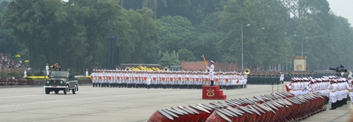 Trung tướng Nguyễn Văn Thành, Phó Tổng Tham mưu trưởng Quân đội nhân dân Việt Nam – Anh hùng lực lượng vũ trang nhân dân, dẫn đầu đội hình diễu binh chào mừng Đại lễ kỷ niệm 1.000 năm Thăng Long – Hà Nội