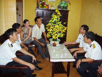 Đại diện chỉ huy Đoàn Trường Sa và đảo Song Tử Tây đến thăm, tặng quà Tết các hộ dân trên đảo.