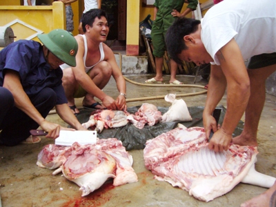 Thịt lợn - sản phẩm TGSX của cán bộ, chiến sĩ trên đảo phục vụ cho bữa liên hoan tất niên năm 2010.