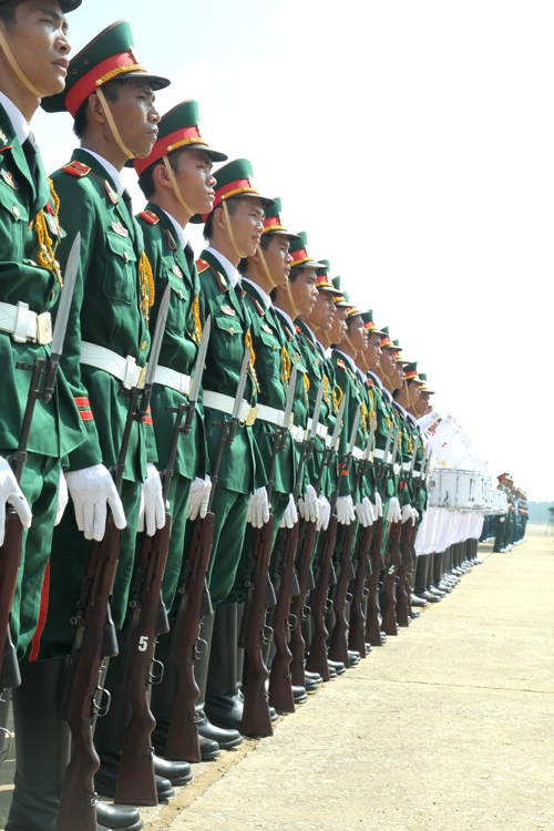 Giữ nghiêm đội hình dưới cái nắng gắt của Sơn Tây