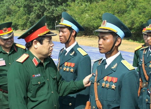 Đại tướng Phùng Quang Thanh động viên cán bộ, chiến sỹ tham gia hợp luyện