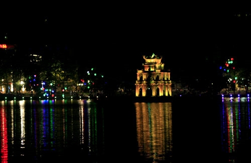 Tháp Rùa lung linh trong đêm