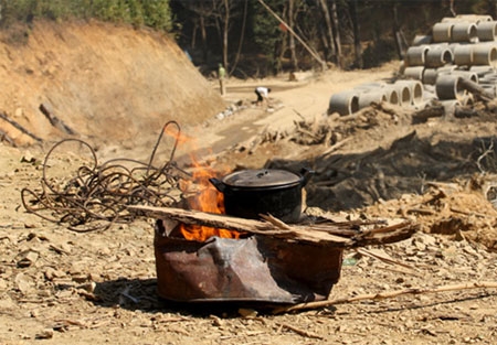 Trưa nắng nhưng nồi cơm vẫn phải mang ra giữa đường nấu mới mong được bữa cơm… bớt sậm sật.