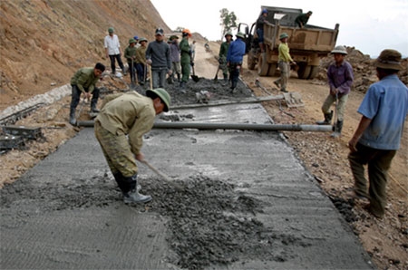 Khi trời hửng nắng, lính thợ Binh đoàn Trường Sơn khẩn trương đổ xi măng mặt đường.