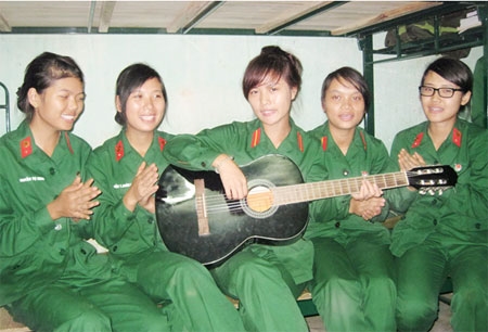 Niềm vui của các nữ binh nhì sau giờ ra thao trường.