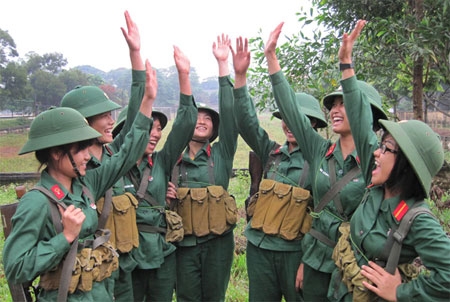 Các nữ binh nhì đồng lòng quyết tâm huấn luyện đạt giỏi.