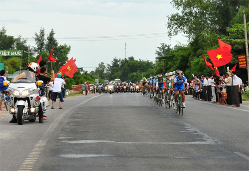 Giải đua xe đạp “Về Trường Sơn 2012” : Lòng dân hân hoan chào đón đoàn đua