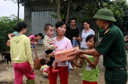Bộ đội và dân quân tự vệ huyện Yên Định (Thanh Hóa) giúp dân vùng lũ sớm ổn định cuộc sống.