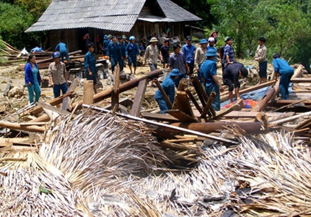 Dân quân tự vệ huyện Bắc Hà (Lào Cai) giúp dân khắc phục hậu quả sau lũ quét