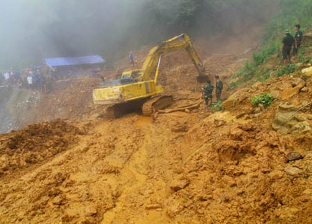 Tìm kiếm khắc phục hậu quả sạt lở đất tại bản Trống Páo Sang, xã La Pán Tẩn ( Mù Cang Chải, Yên Bái).