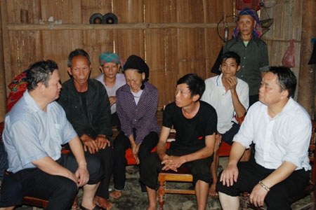 Đồng chí Nguyễn Văn Vịnh, Chủ tịch UBND tỉnh Lào Cai (ngồi ngoài bên trái) thăm hỏi động viên đồng bào Bắc Hà.