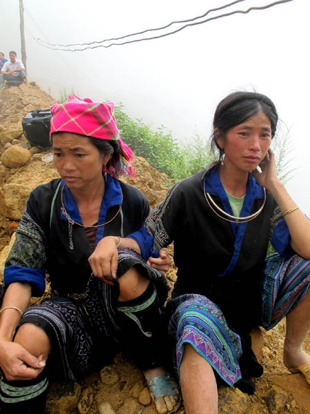 Chị Giàng thị Dê (bên phải) cùng người nhà đang đỏ mắt mong ngóng chờ tin chồng