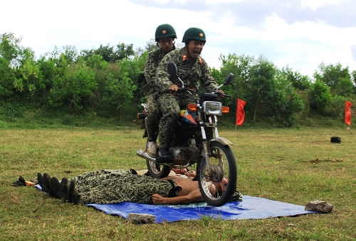 Một màn trình diễn ngoạn mục của các chiến đấu viên khẳng định bản lĩnh và mình đồng da sắt.