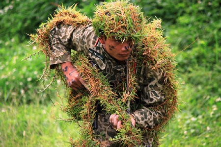 Khi ngụy trang các chiến sĩ giống như cây cỏ để kẻ địch luôn bị bất ngờ và khiếp đảm.