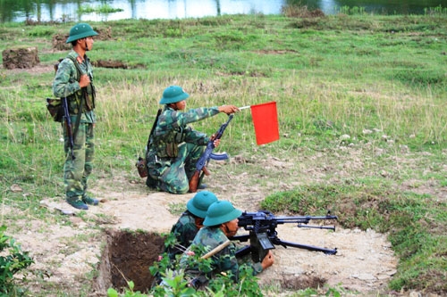 Khẩu đội súng Đại liên vào vị trí chiến đấu