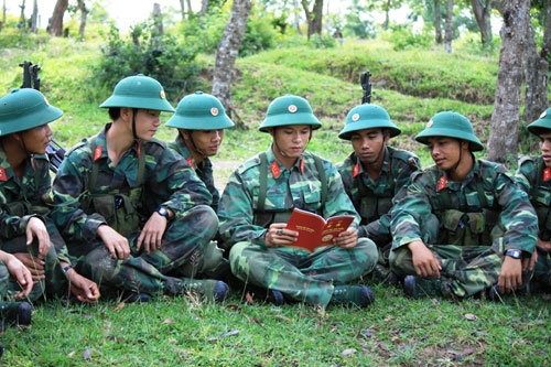 Phút thư giãn, giải lao của cán bộ, chiến sĩ sau giờ huấn luyện