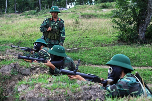 Bắn súng M79 có đeo khí tài phòng hóa