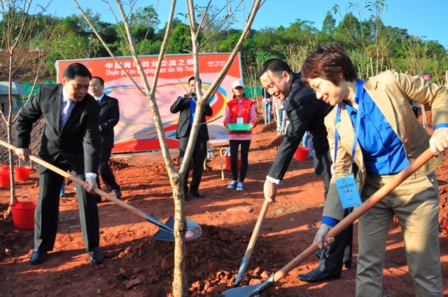 Sau khi tới Ngọc Lâm, đoàn Việt Nam đã tham gia lễ trồng cây và khánh thành Vườn Hữu nghị thanh niên Việt - Trung