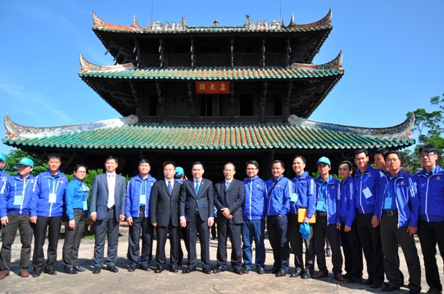 Đại biểu thanh niên Việt Nam thăm Chân Vũ Các...