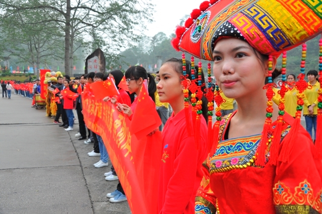 Các bạn thanh niên Trung Quốc chào đón tại Hữu Nghị Quan