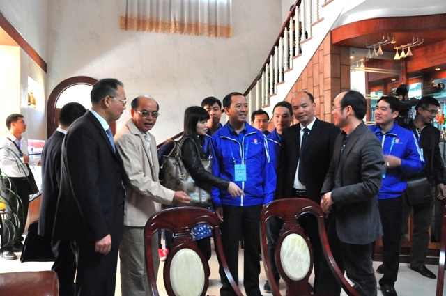 Thăm nhà doanh nhân Trần Trọng Lễ, người đã hàng chục năm gắn bó với các doanh nhân Việt Nam bằng sản phẩm gốm, sứ Trọng Lễ.