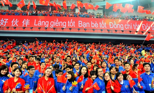 Sắc đỏ của cờ, sắc xanh màu áo thanh niên tình nguyện hòa vào nhau