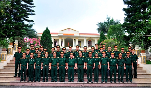 Đoàn kiểm tra do Trung tướng Trần Quang Khuê dẫn đầu chụp ảnh lưu niệm tại Tiểu đoàn 93, BTL Công Binh