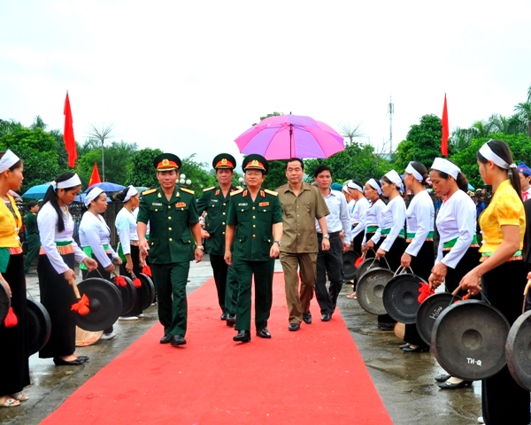 Thượng tướng Đỗ Bá Tỵ dự Lễ giao nhận quân với cán bộ cơ quan quân sự và chiến sĩ, thanh niên được gọi nhập ngũ tại huyện Cao Phong, tỉnh Hòa Bình.