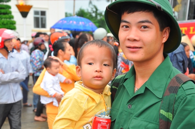 Ôm đứa cháu trước lúc lên xe.