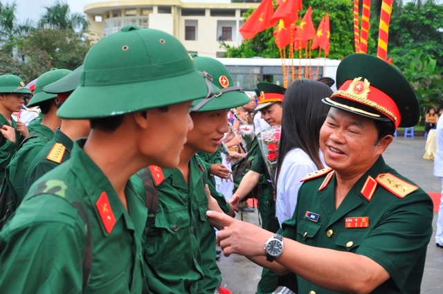 Thượng tướng Đỗ Bá Tỵ trao đổi, dặn dò chiến sĩ mớilúc lên đường về đơn vị.