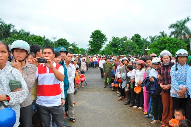 Người thân, bạn bè chúc các anh lên đường hoàn thành xuất sắc nhiệm vụ.