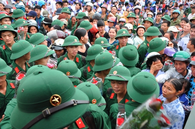 Rất đông người thân tới chia tay.