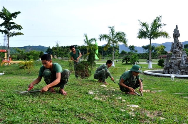 Chiến sĩ Trung đoàn 148 tham gia cắt tỉa cây cảnh và cắt cỏ nghệ thuật.