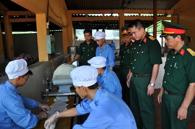 Làm bánh cuốn cải thiện bữa ăn cho bộ đội tại Trung đoàn 246, Sư đoàn 346.