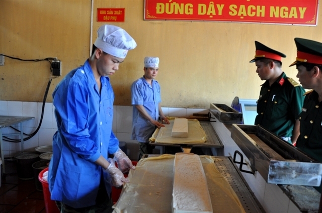 Làm đậu cải thiện bữa ăn cho bộ đội tại Trung đoàn 246, Sư đoàn 346.