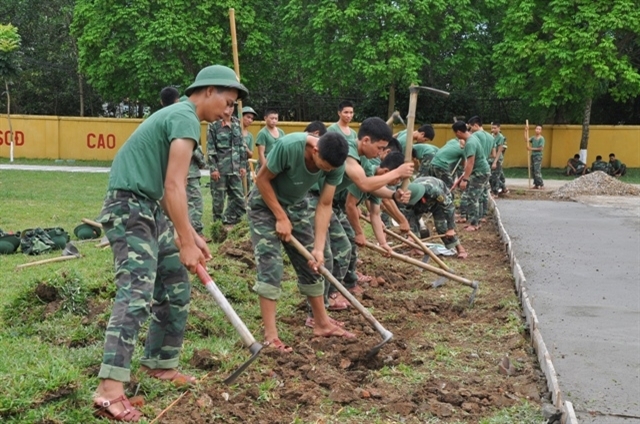 Để có doanh trại sáng, xanh, sạch, đẹp, mồ hôi cán bộ, chiến sĩ Trung đoàn 148 đã đổ xuống rất nhiều.